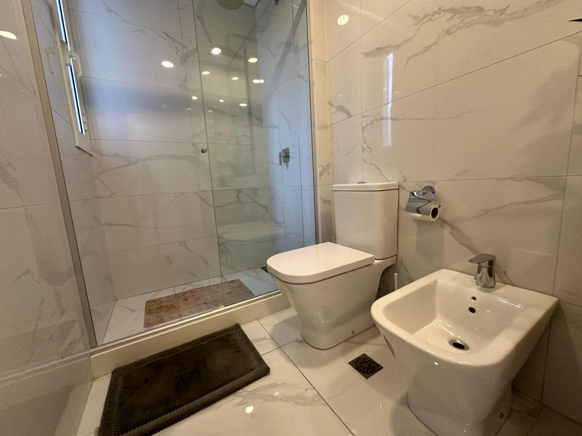 Apartamento ID.898 - Alquiler temporada 2026, en primera linea, playa mansa, Edificio de Categoria.