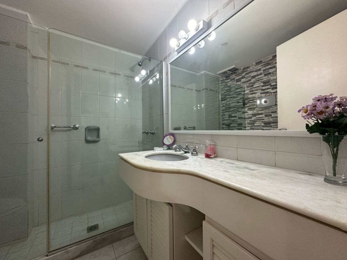 Apartamento ID.2242 - Departamento en VENTA, tres dormitorios.