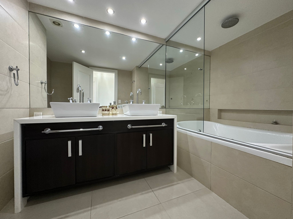 Apartamento ID.472 - Alquiler temporal y venta, de apto primera linea playa brava.