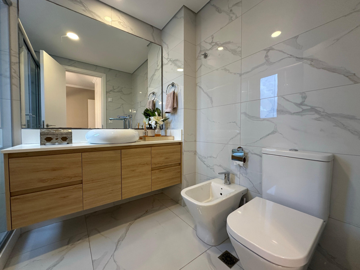 Apartamento ID.898 - Alquiler temporada 2026, en primera linea, playa mansa, Edificio de Categoria.