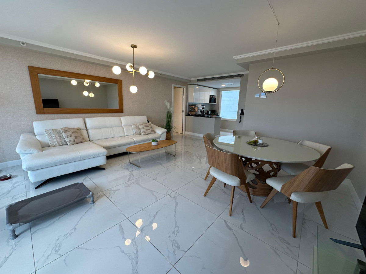 Apartamento ID.898 - Alquiler temporada 2026, en primera linea, playa mansa, Edificio de Categoria.