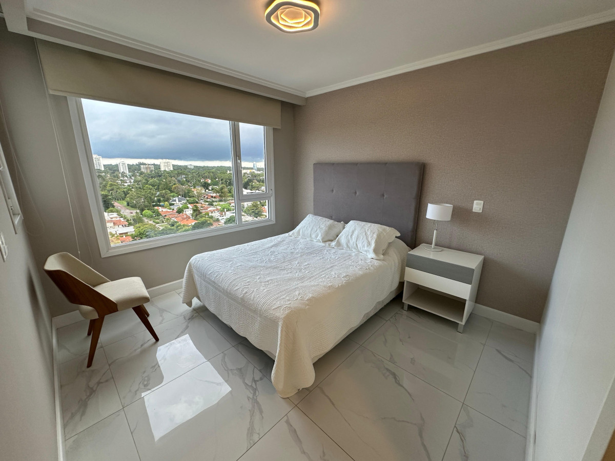 Apartamento ID.898 - Alquiler temporada 2026, en primera linea, playa mansa, Edificio de Categoria.