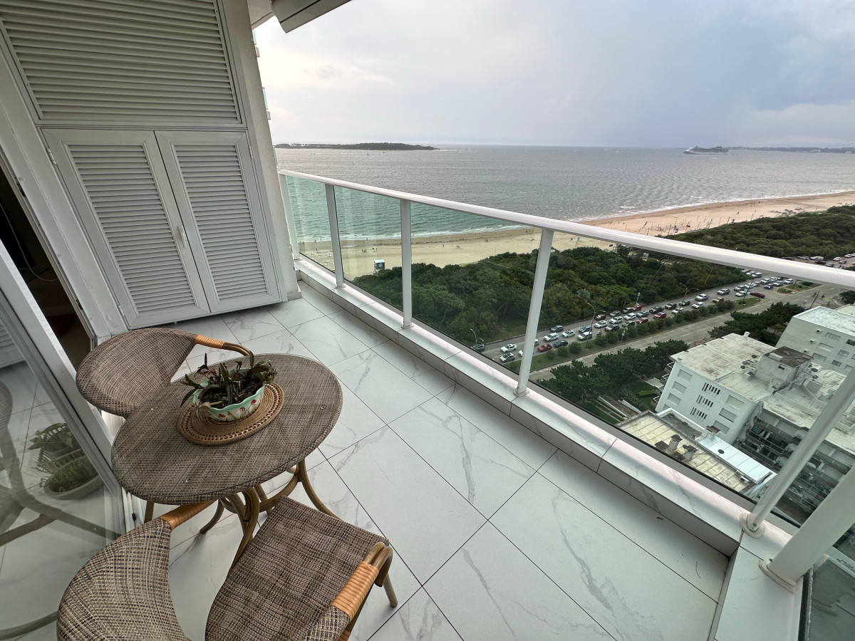 Apartamento ID.898 - Alquiler temporada 2026, en primera linea, playa mansa, Edificio de Categoria.