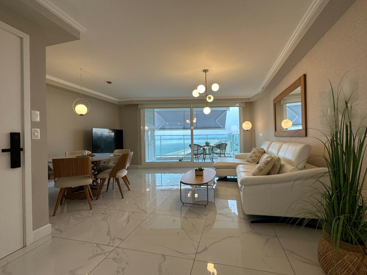 Apartamento ID.898 - Alquiler temporada 2026, en primera linea, playa mansa, Edificio de Categoria.