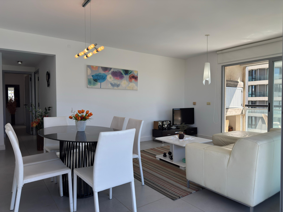 Apartamento ID.2210 - Alquiler de departamento, dos dormitorios, punta del este.