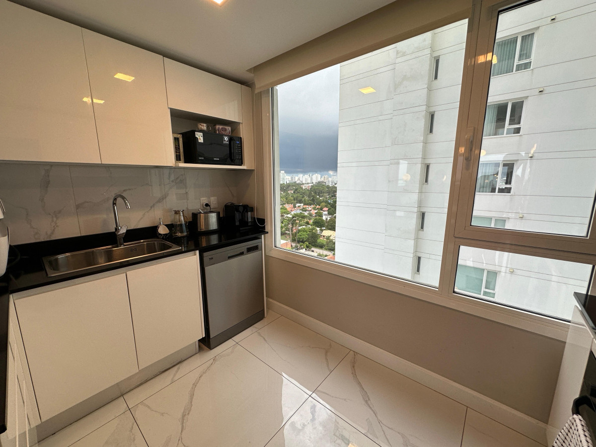 Apartamento ID.898 - Alquiler temporada 2026, en primera linea, playa mansa, Edificio de Categoria.