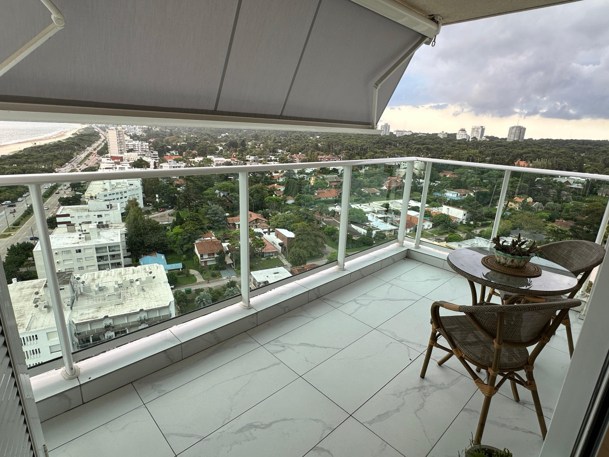 Apartamento ID.898 - Alquiler temporada 2026, en primera linea, playa mansa, Edificio de Categoria.