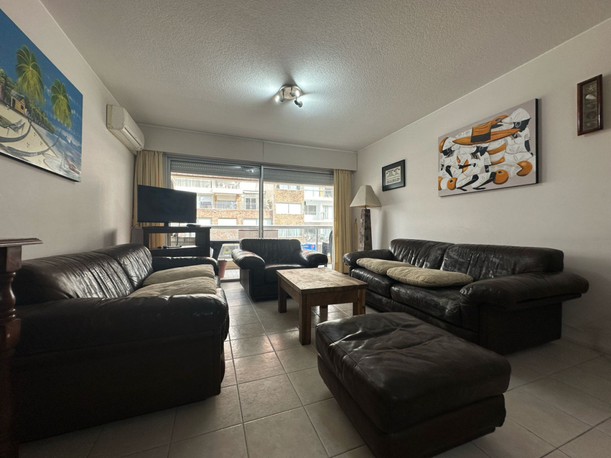 Apartamento ID.2242 - Departamento en VENTA, tres dormitorios.