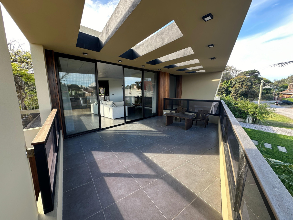 Casa ID.694 - Hermosa casa en alquiler temporal, Pinares, punta del este.