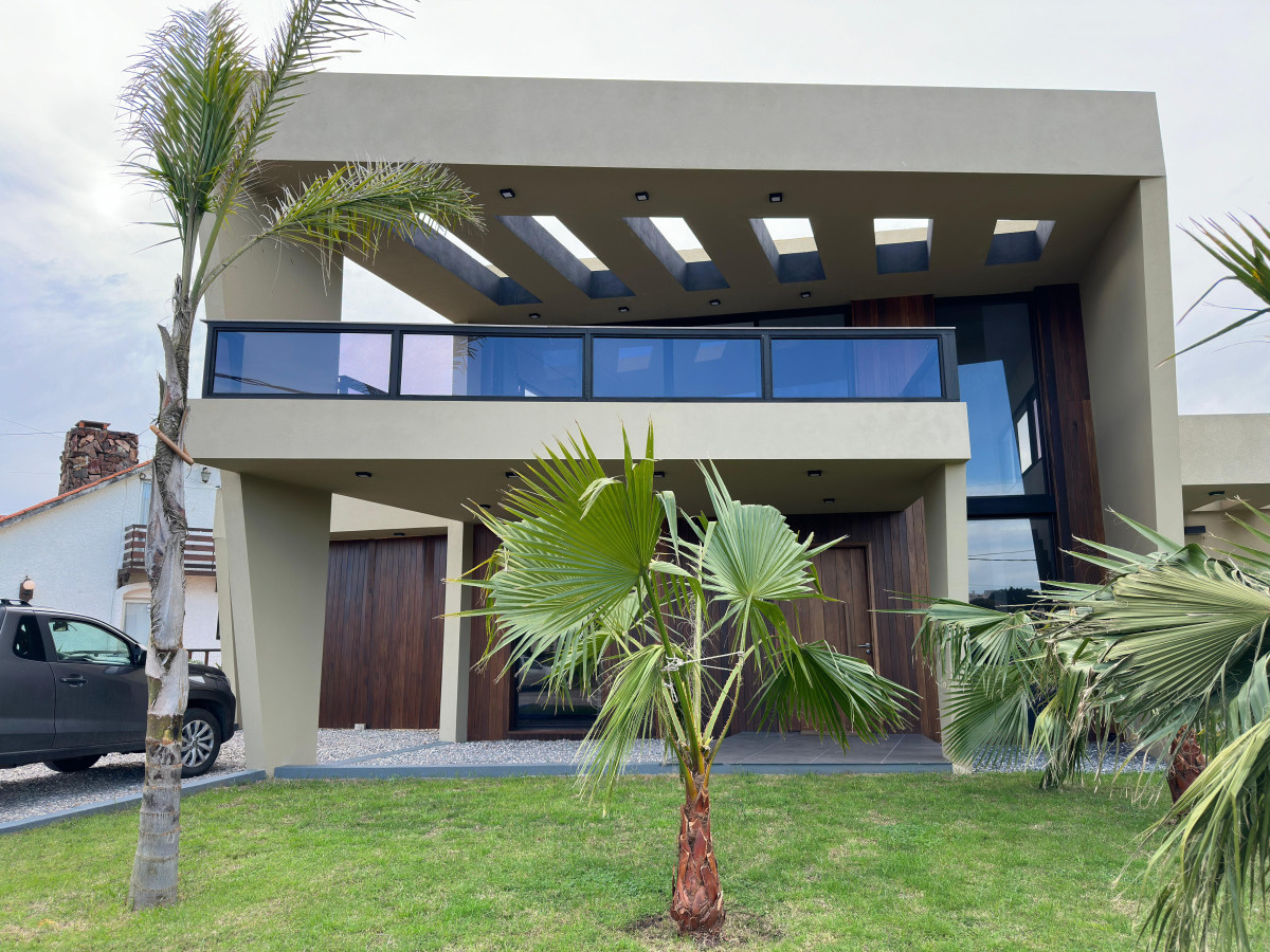 Casa ID.694 - Hermosa casa en alquiler temporal, Pinares, punta del este.