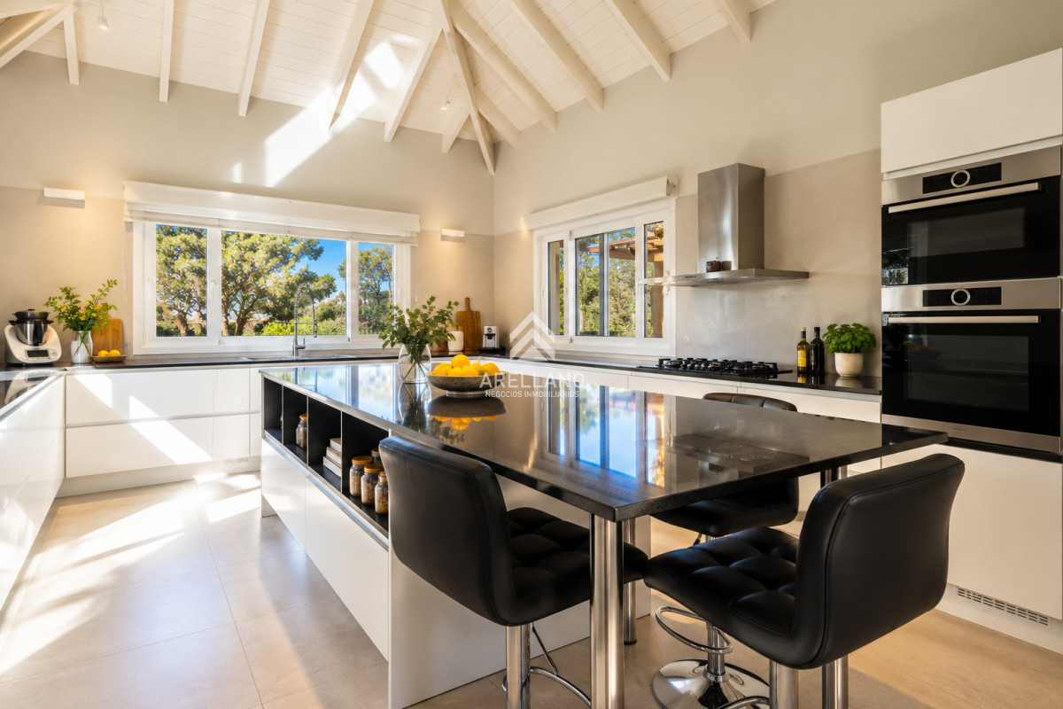 Casa ID.6856 - LA ARBOLADA | UNA PROPIEDAD ÚNICA POR ESCALA - 4.200 m² de terreno · 660 m² construidos · 6 dormitorios · 8 baños