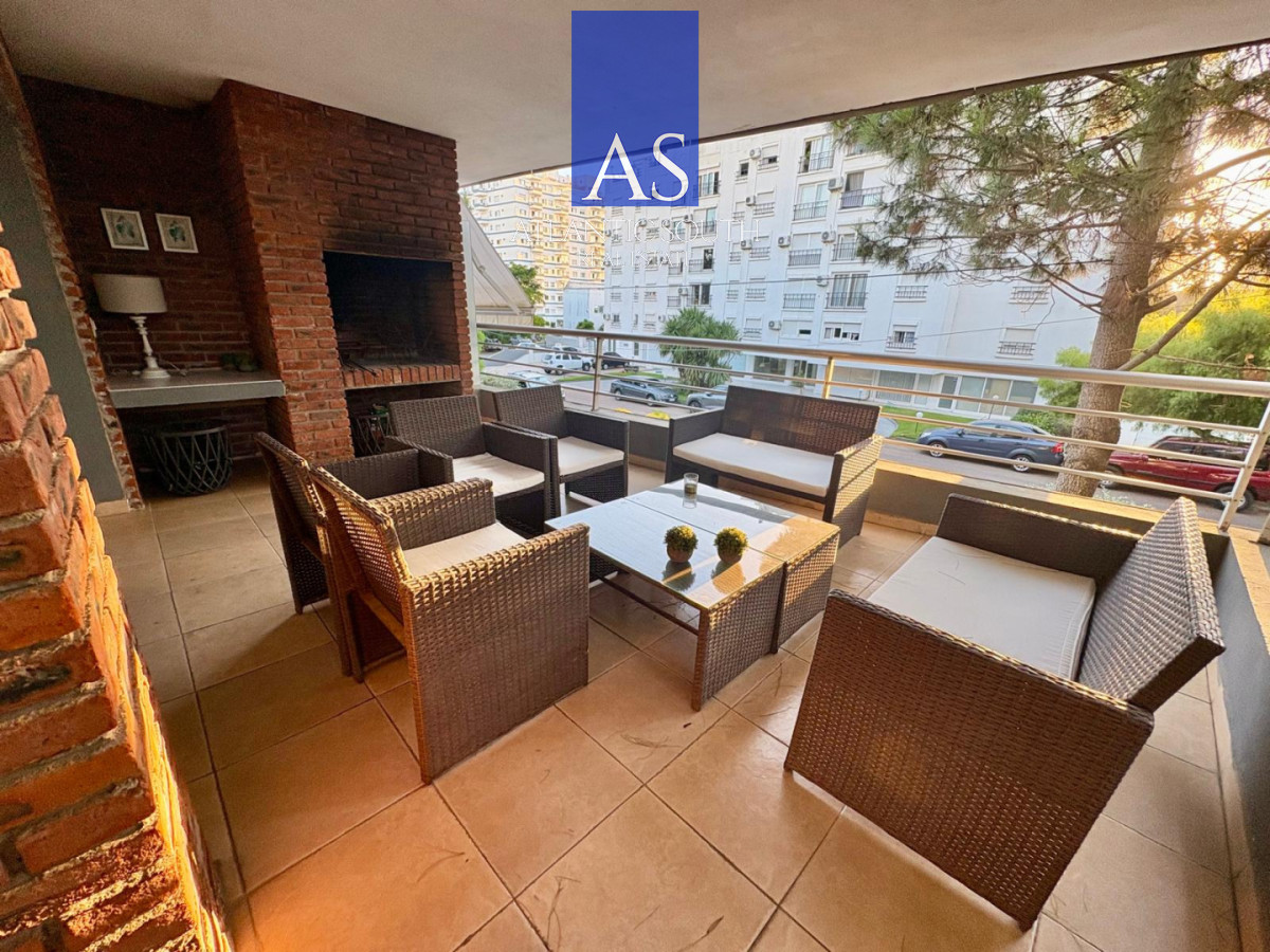 Apartamento ID.4742 - Apartamento moderno 2 dormitorios con parrillero propio Plaza México Punta del Este