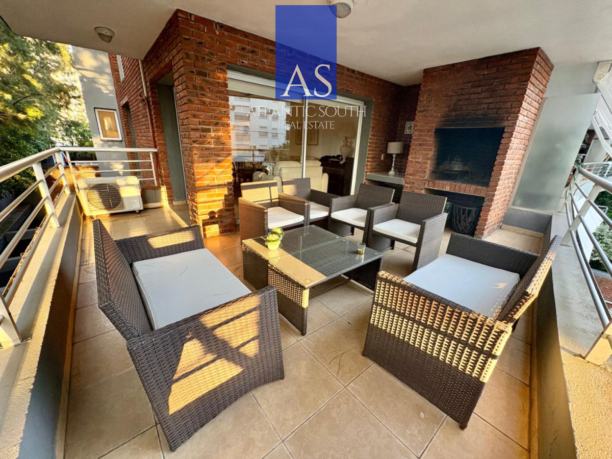 Apartamento ID.4742 - Apartamento moderno 2 dormitorios con parrillero propio Plaza México Punta del Este