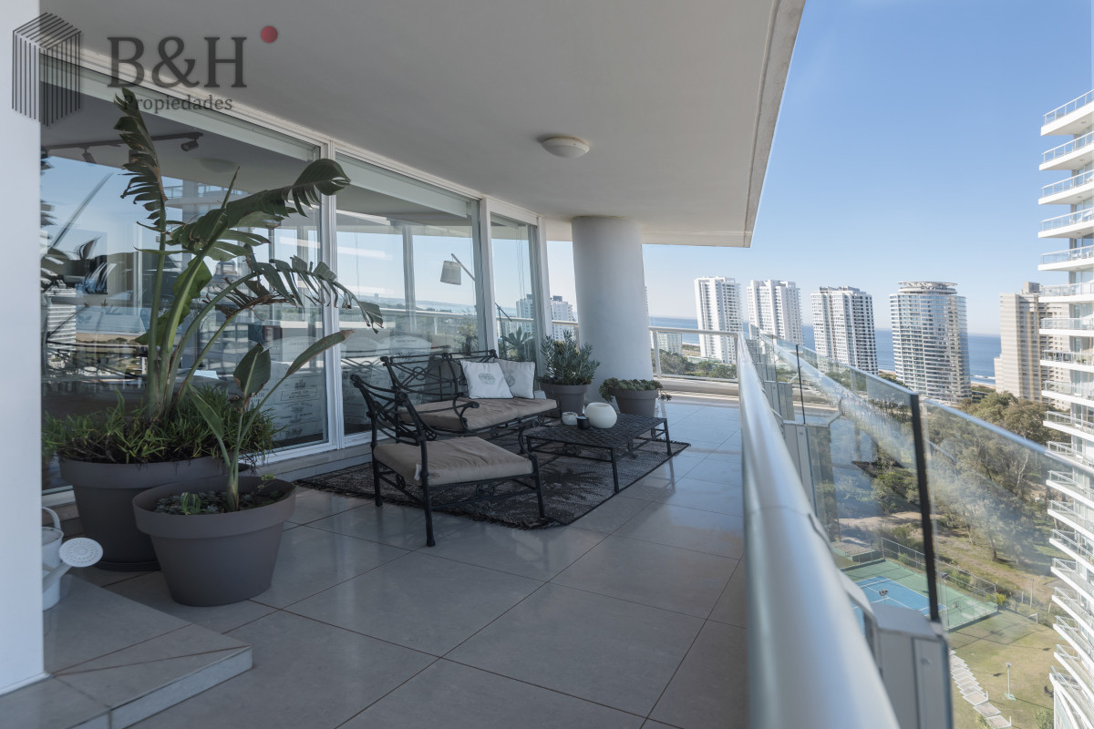 Apartamento ID.6649 - Esquinero Piso Alto a la Venta en Punta del Este