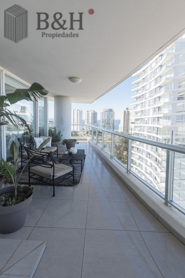 Apartamento ID.6649 - Esquinero Piso Alto a la Venta en Punta del Este