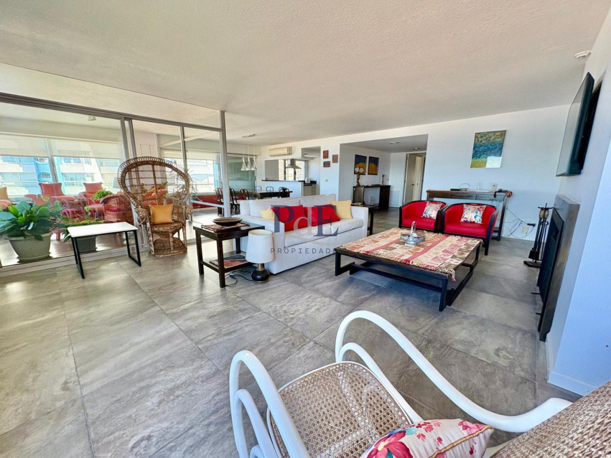 Edificio Delfín | Planta Reciclada en Primera Línea de Playa Brava. - Imagen 2