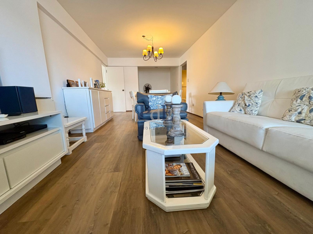 Apartamento en primera línea de Playa Mansa - Edificio Ilha Bella