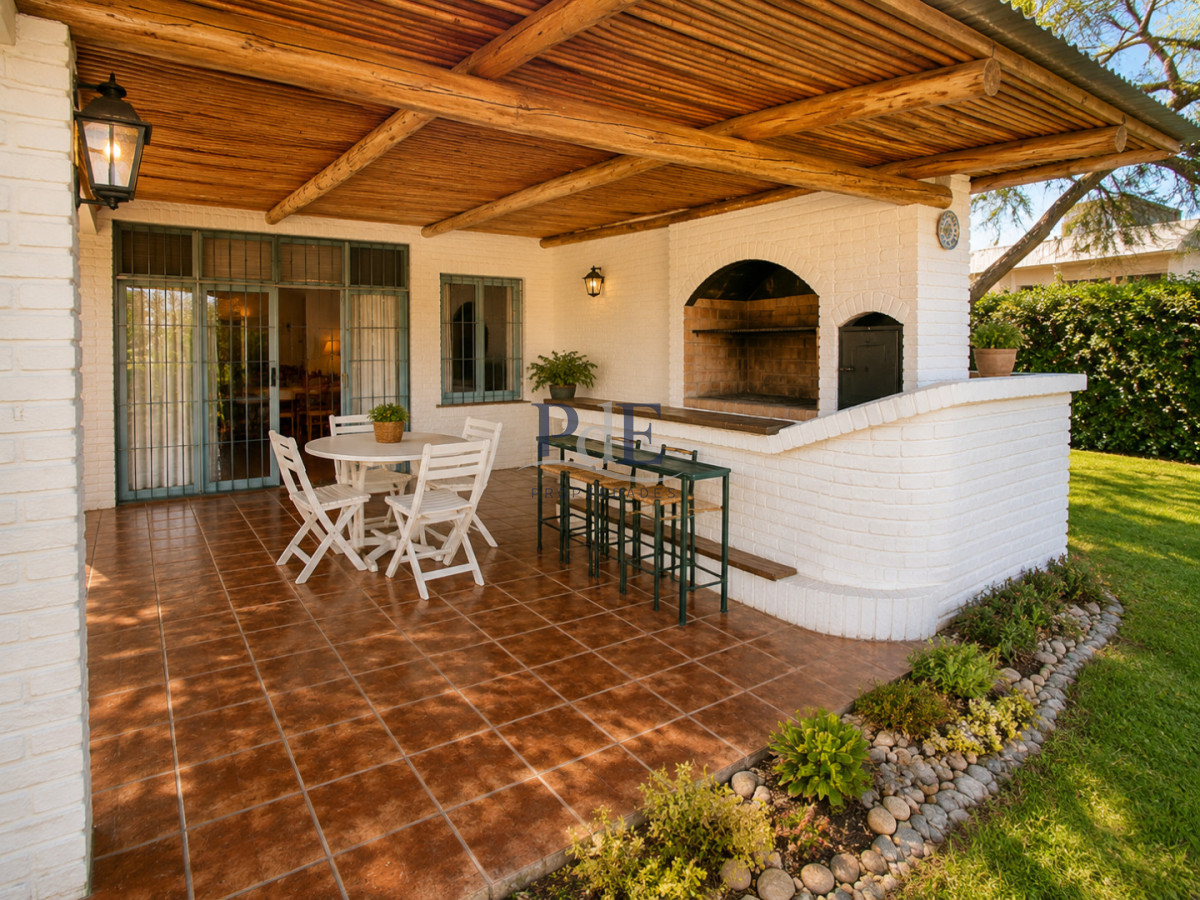 Casa en PH en venta 3 Dorm 3 Baños | Planta baja, entorno residencial de colegios.