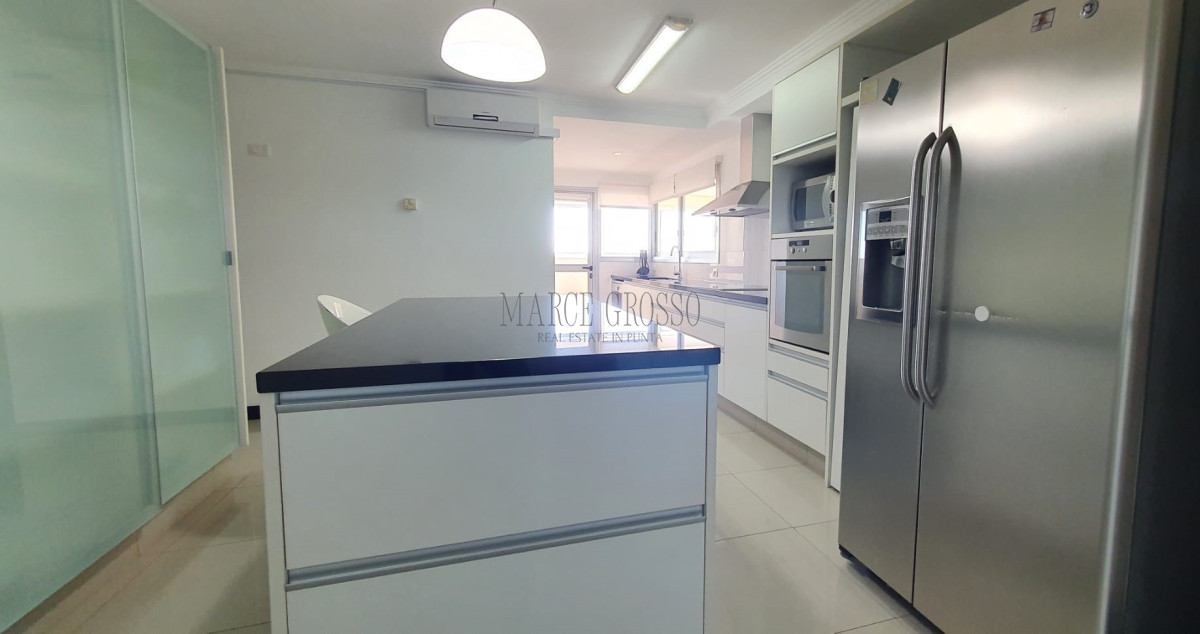 Apartamento ID.50 - Alquiler Temporal - Apto. 3 suites + dep en Torre Lobos 