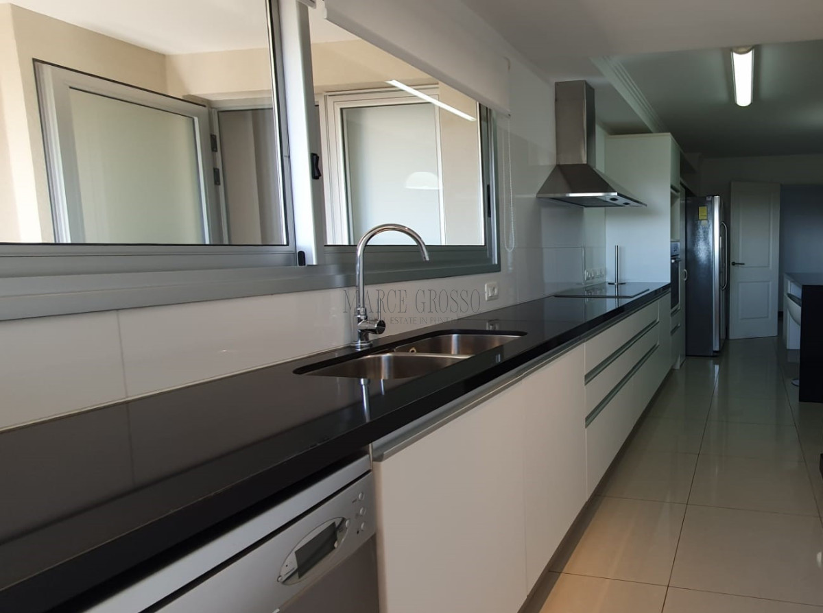 Apartamento ID.50 - Alquiler Temporal - Apto. 3 suites + dep en Torre Lobos 