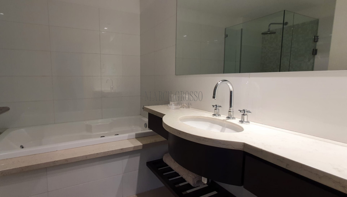 Apartamento ID.50 - Alquiler Temporal - Apto. 3 suites + dep en Torre Lobos 