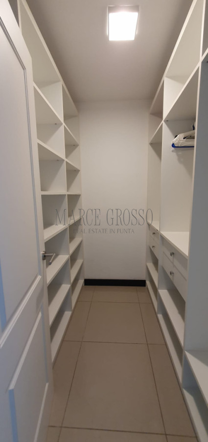 Apartamento ID.50 - Alquiler Temporal - Apto. 3 suites + dep en Torre Lobos 