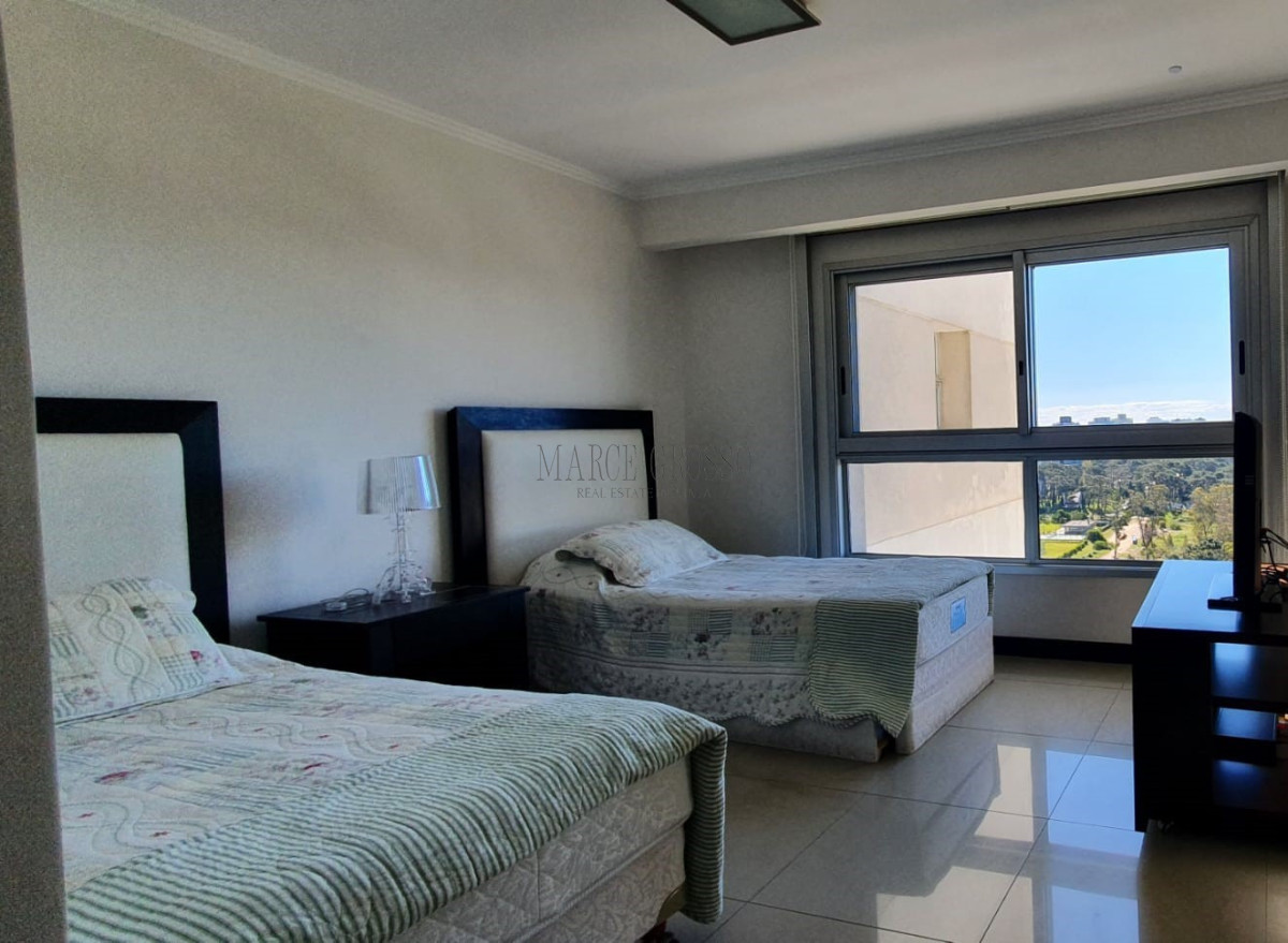 Apartamento ID.50 - Alquiler Temporal - Apto. 3 suites + dep en Torre Lobos 
