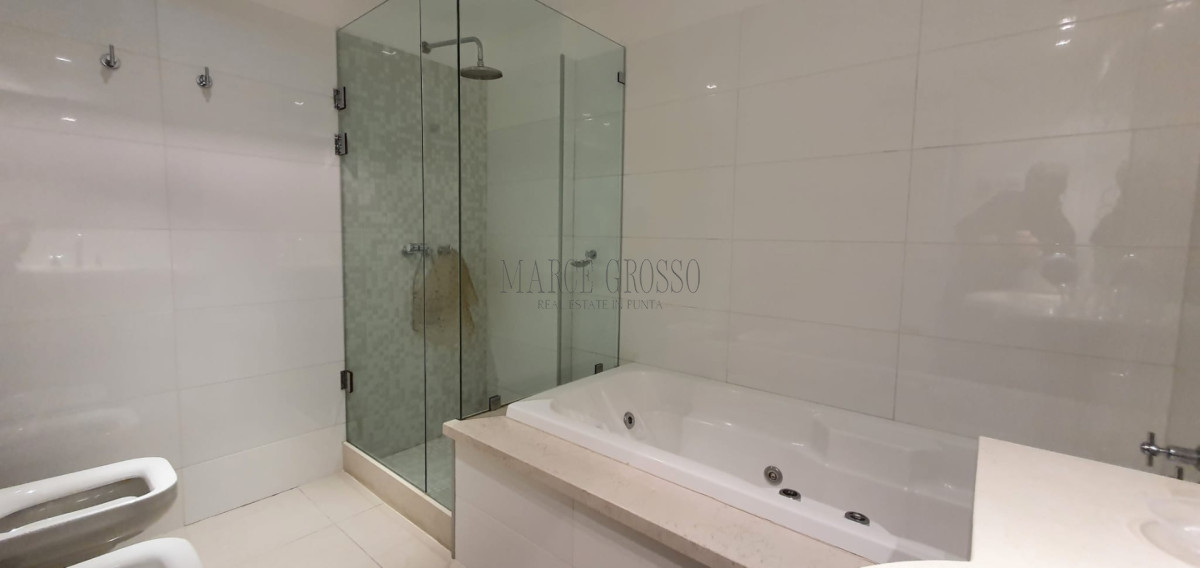 Apartamento ID.50 - Alquiler Temporal - Apto. 3 suites + dep en Torre Lobos 