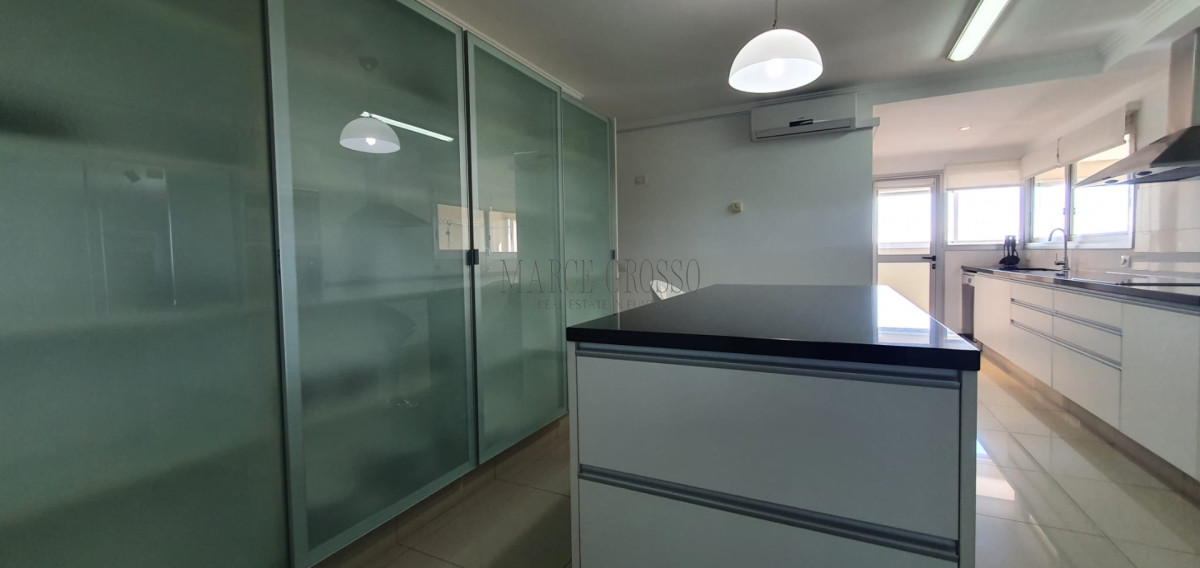 Apartamento ID.50 - Alquiler Temporal - Apto. 3 suites + dep en Torre Lobos 