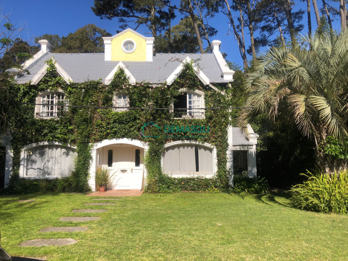 Casa ID.1519 - Casa en Venta y Alquiler Anual en Pinares. 4 dormitorios y 3 baños. Piscina