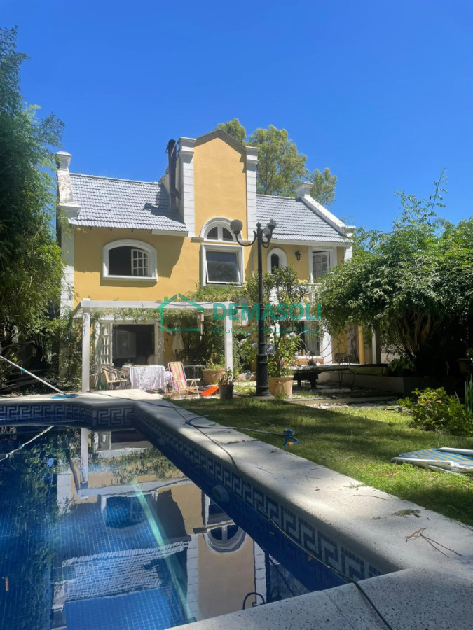 Casa ID.1519 - Casa en Venta y Alquiler Anual en Pinares. 4 dormitorios y 3 baños. Piscina
