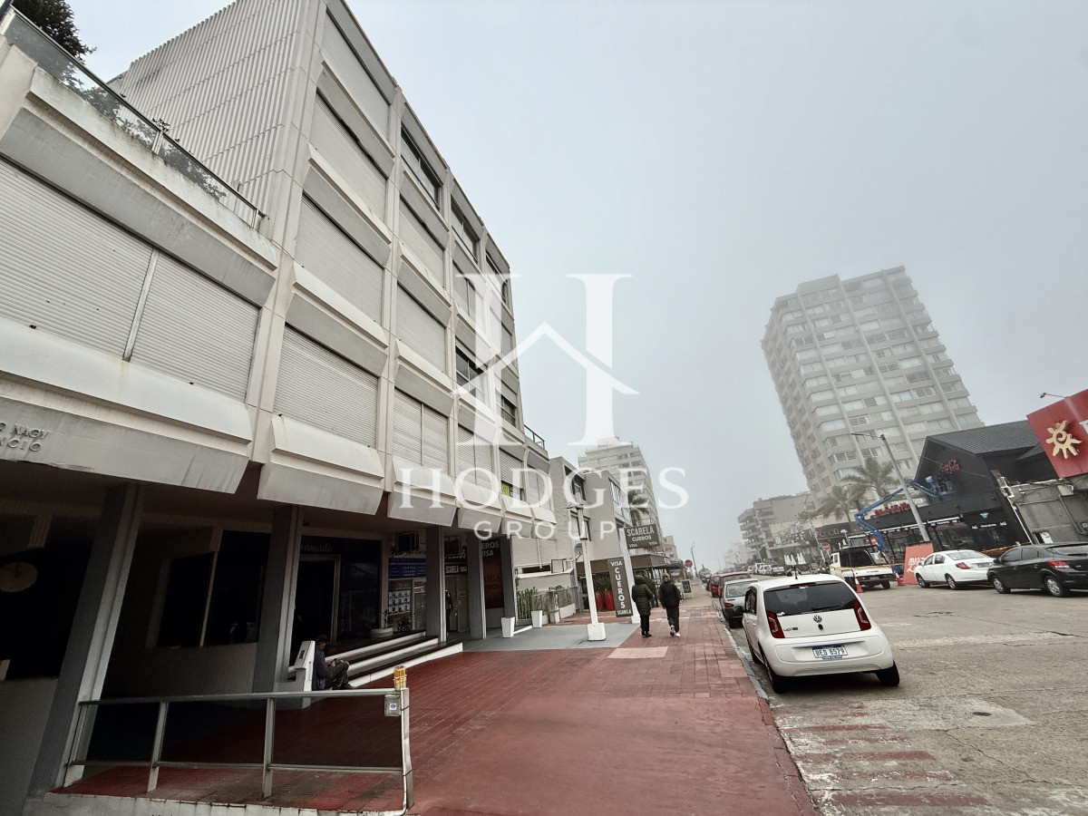 Apartamento ID.185 - Apartamento a la venta en la Peninsulta - Punta del Este. ! dormitorio y medio. Garaje