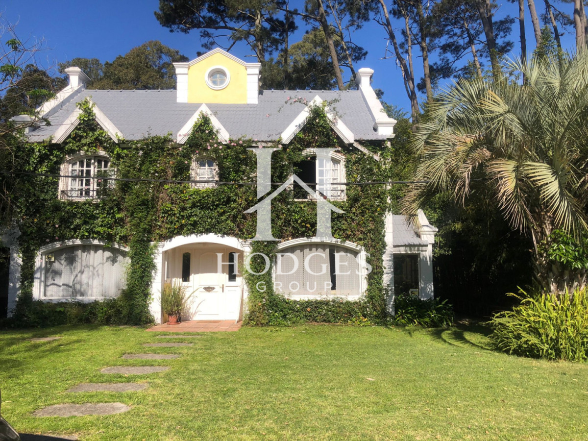 Casa ID.356 - Casa en Venta y Alquiler Anual en Pinares. 4 dormitorios y 3 baños. Piscina