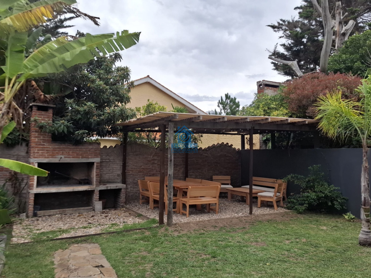 Casa ID.1196 - Casa en alquiler de Anualde 3 dormitorios en Playa Mansa - Punta del Este 