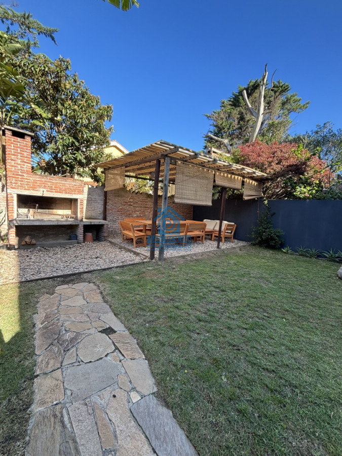 Casa ID.1196 - Casa en alquiler de Anualde 3 dormitorios en Playa Mansa - Punta del Este 