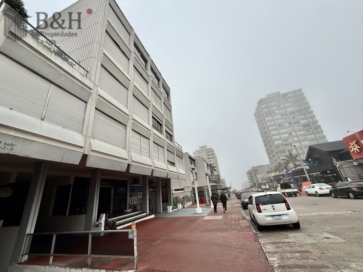 Apartamento ID.7061 - Apartamento a la venta en la Peninsulta - Punta del Este. ! dormitorio y medio. Garaje