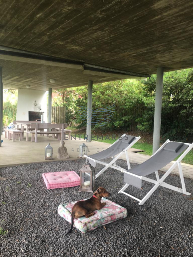 Casa ID.469 - CASA EN VENTA Y ALQUILER DE TEMPORADA. 4 SUITES. MANANTIALES FRENTE AL MAR 