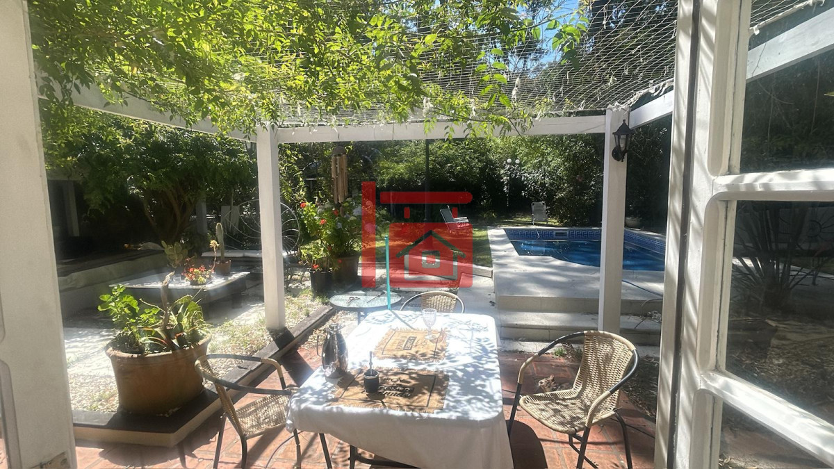 Casa ID.986 - Casa en Venta y Alquiler Anual en Pinares. 4 dormitorios y 3 baños. Piscina