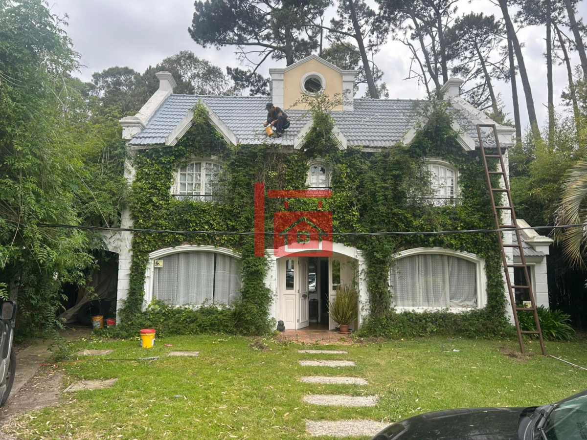 Casa ID.986 - Casa en Venta y Alquiler Anual en Pinares. 4 dormitorios y 3 baños. Piscina