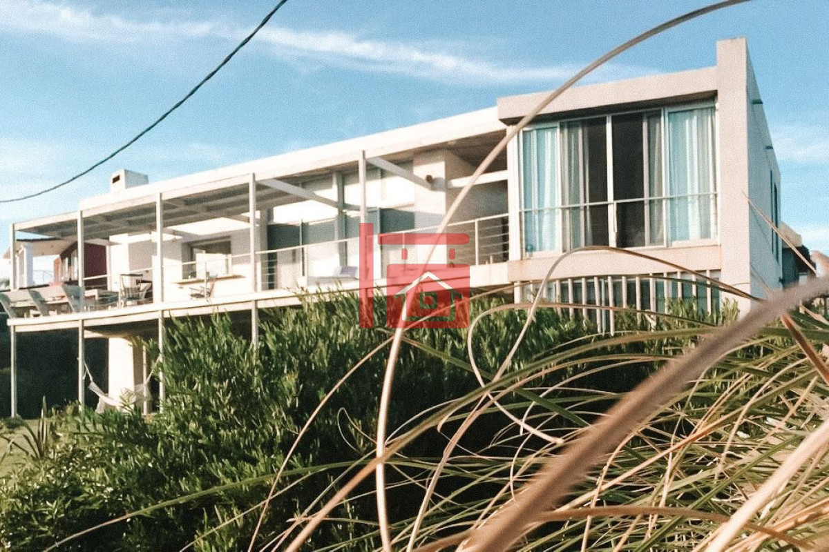 Casa ID.688 - CASA EN VENTA Y ALQUILER DE TEMPORADA. 4 SUITES. MANANTIALES FRENTE AL MAR 