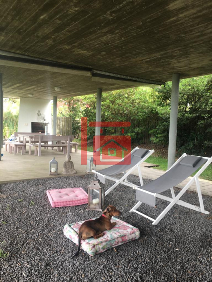 Casa ID.688 - CASA EN VENTA Y ALQUILER DE TEMPORADA. 4 SUITES. MANANTIALES FRENTE AL MAR 