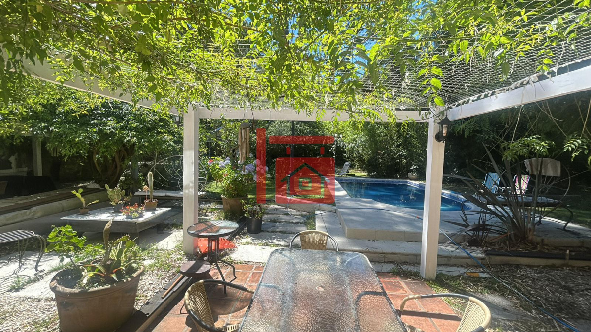 Casa ID.986 - Casa en Venta y Alquiler Anual en Pinares. 4 dormitorios y 3 baños. Piscina