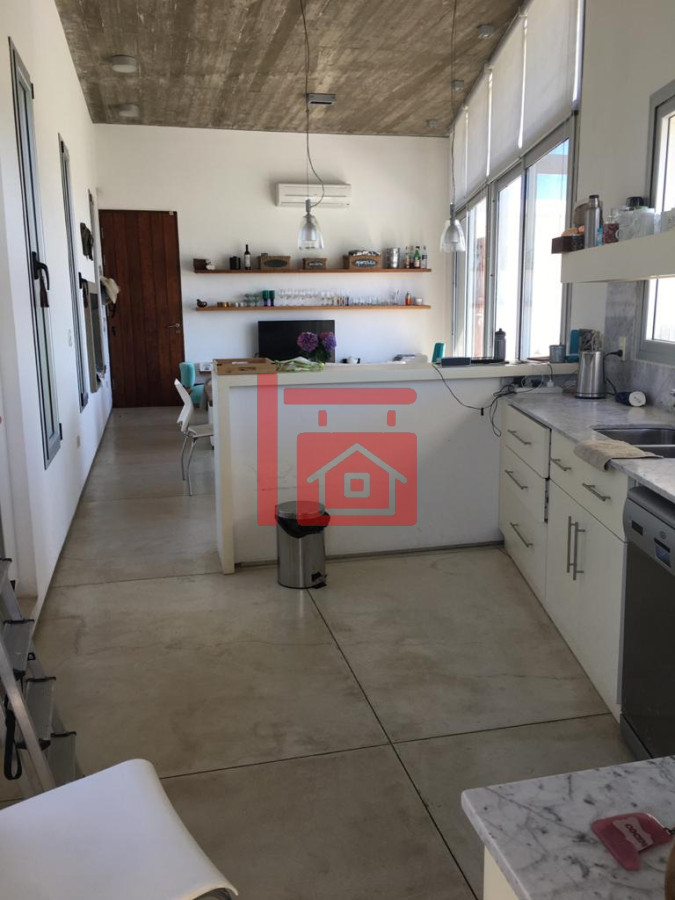 Casa ID.688 - CASA EN VENTA Y ALQUILER DE TEMPORADA. 4 SUITES. MANANTIALES FRENTE AL MAR 