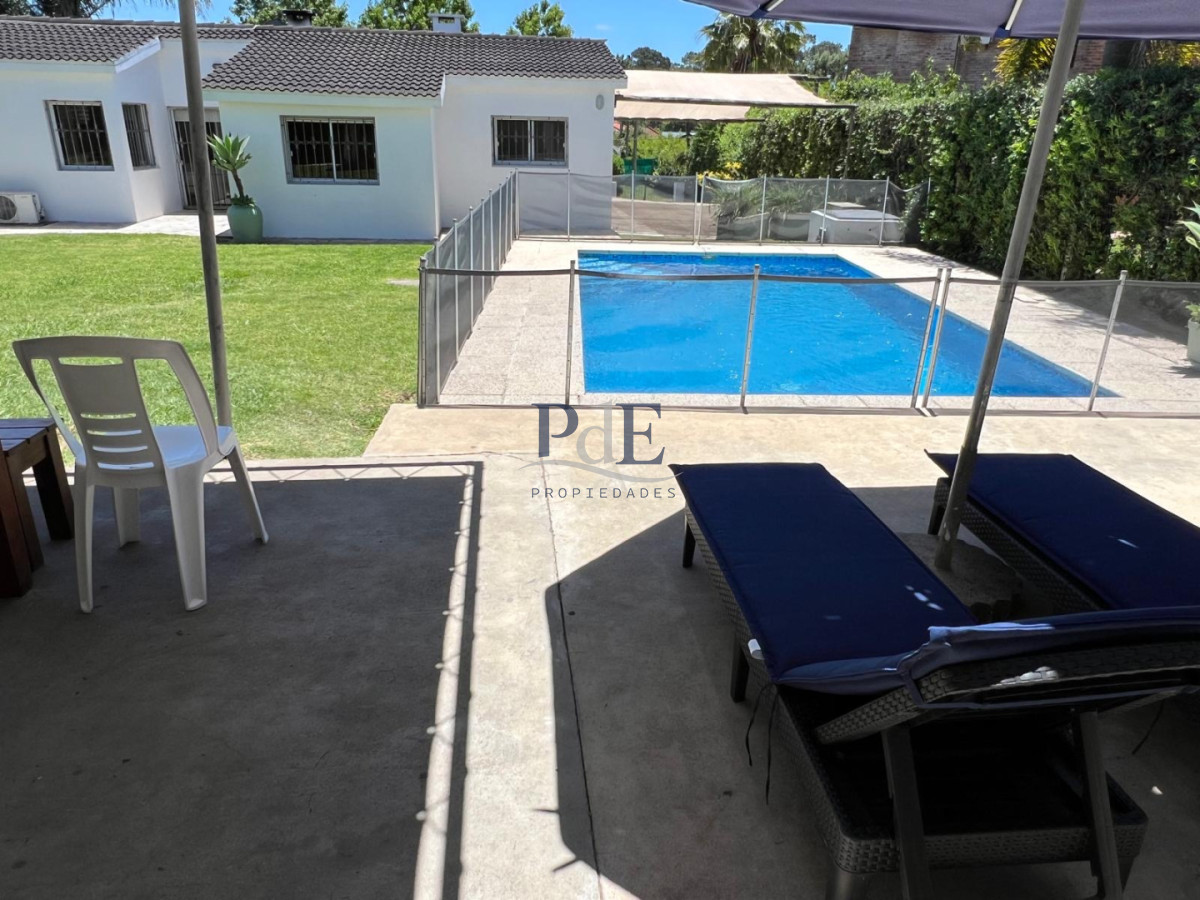 Residencia en Barrio Cantegril | 3 Dormitorios y Amplio Jardín. - Imagen 1