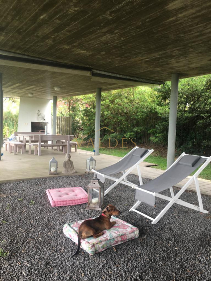 Casa ID.5489 - CASA EN VENTA Y ALQUILER DE TEMPORADA. 4 SUITES. MANANTIALES FRENTE AL MAR 