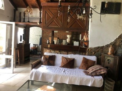 Casa en Venta y Alquiler Anual en Pinares. 4 dormitorios y 3 baños. Piscina