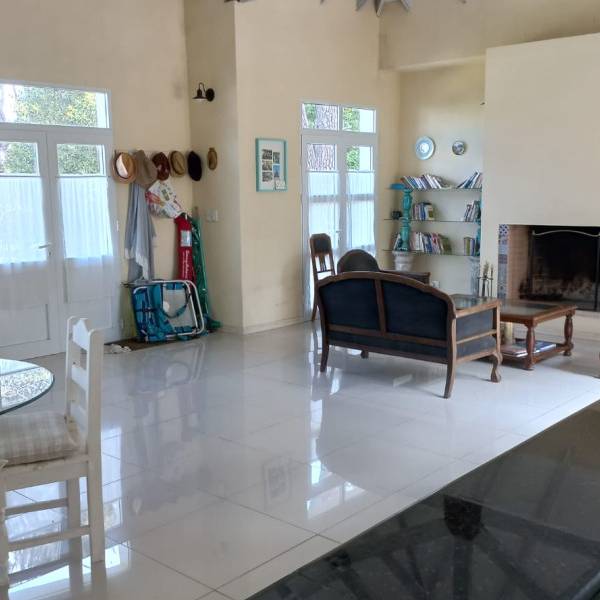 Casa en Montoya a la venta y alquiler. 4 dormitorios y 4 baños