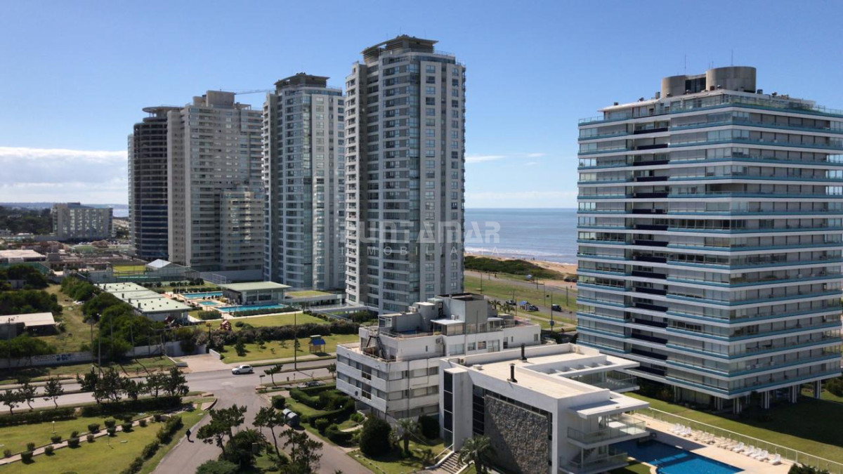 EXCLUSIVO APARTAMENTO DE 2 DORMITORIOS CON TERRAZA, PARRILLERO Y JACUZZI PROPIOS - PMI212749A