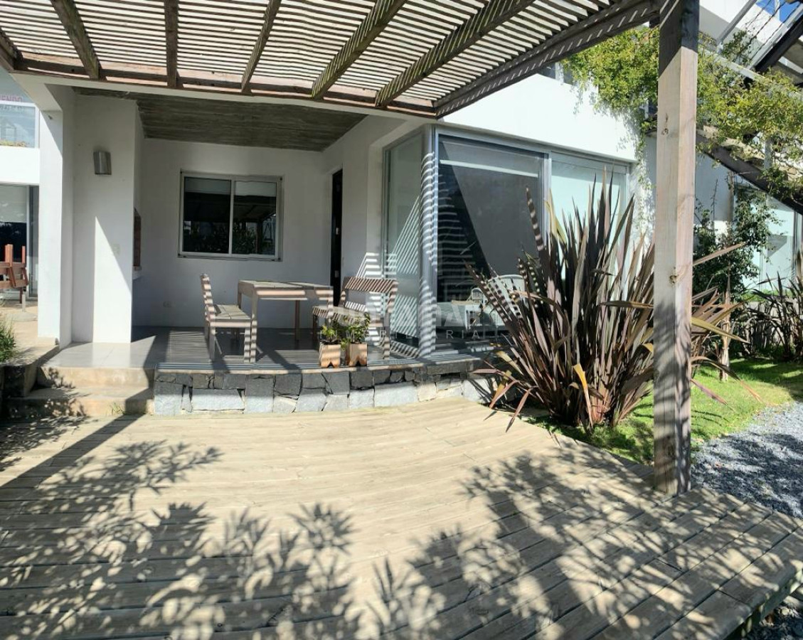 DUPLEX DE 3 DORMITORIOS EN MANANTIALES CON PARRILLERO PROPIO - PMI212773A