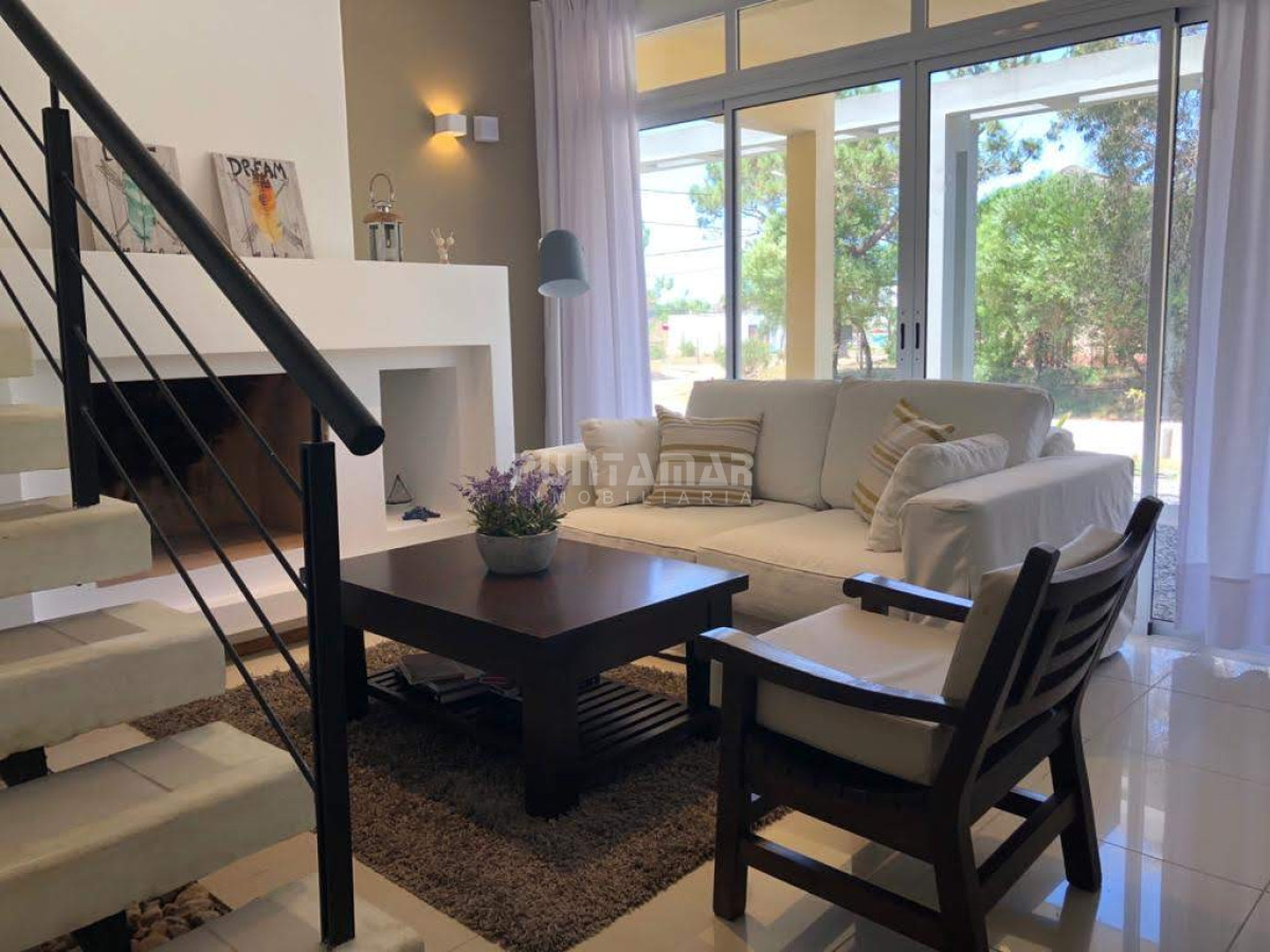 Alquiler departamento tipo PH en Manantiales - PMI212804A